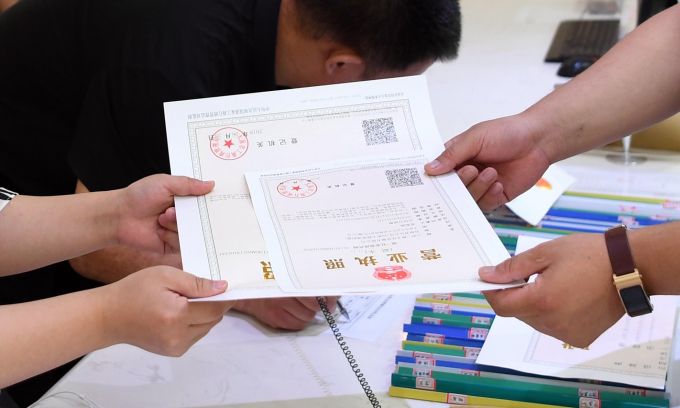 營業(yè)執(zhí)照網(wǎng)上通過了怎么領(lǐng)取(領(lǐng)取營業(yè)執(zhí)照需要帶什么)